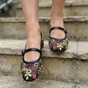 EMBROIDERY PUMPS (Black)