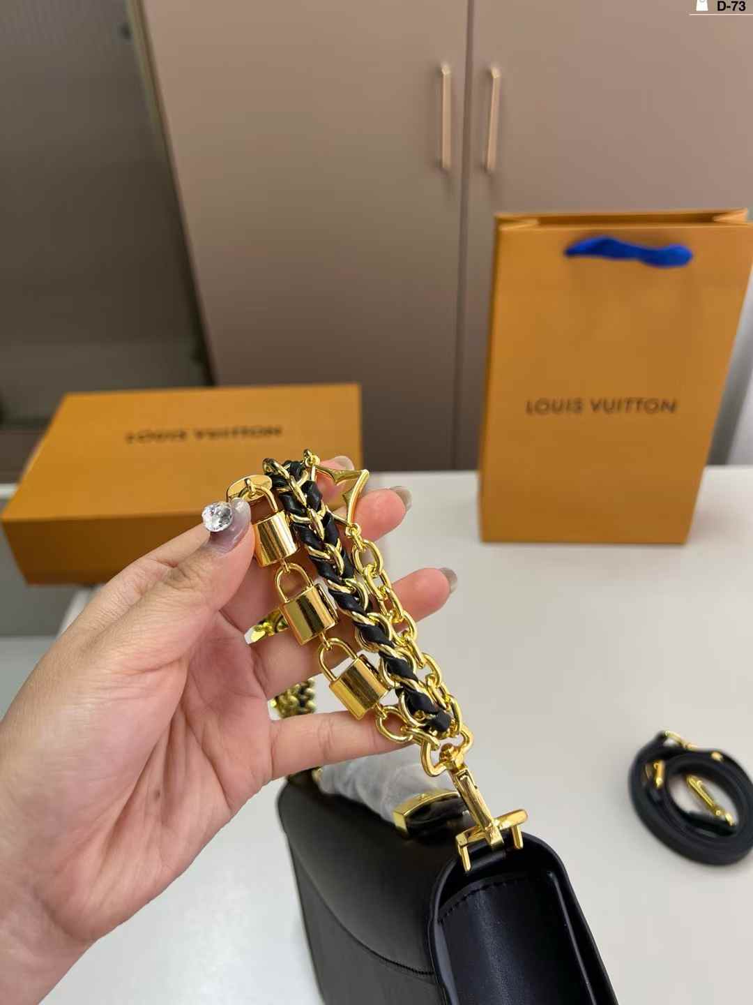 LV Wallet On Chain Capucines