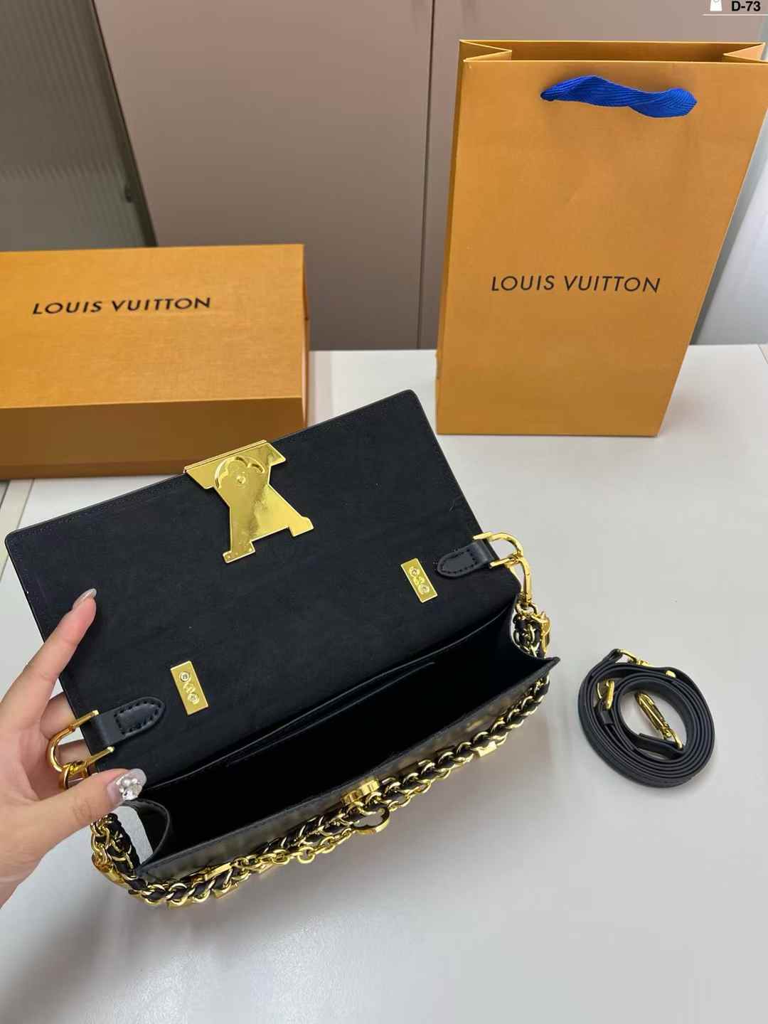 LV Wallet On Chain Capucines