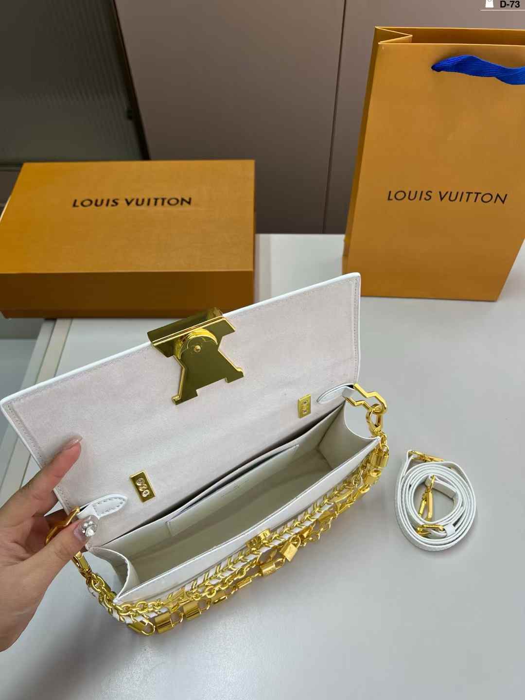LV Wallet On Chain Capucines