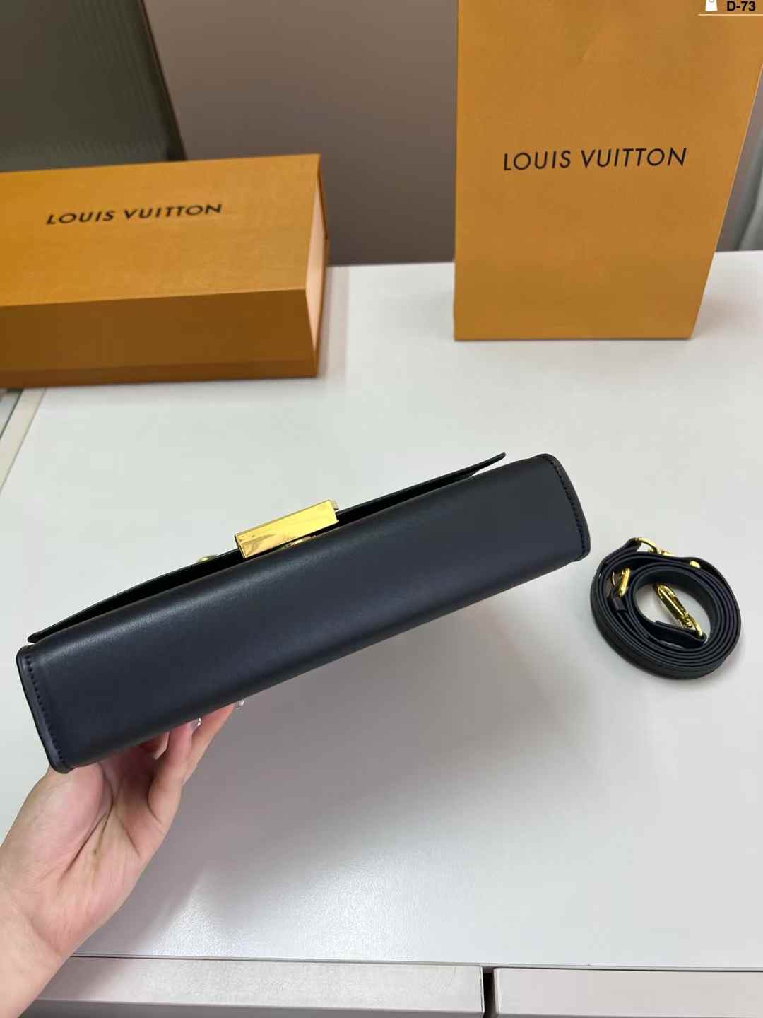LV Wallet On Chain Capucines