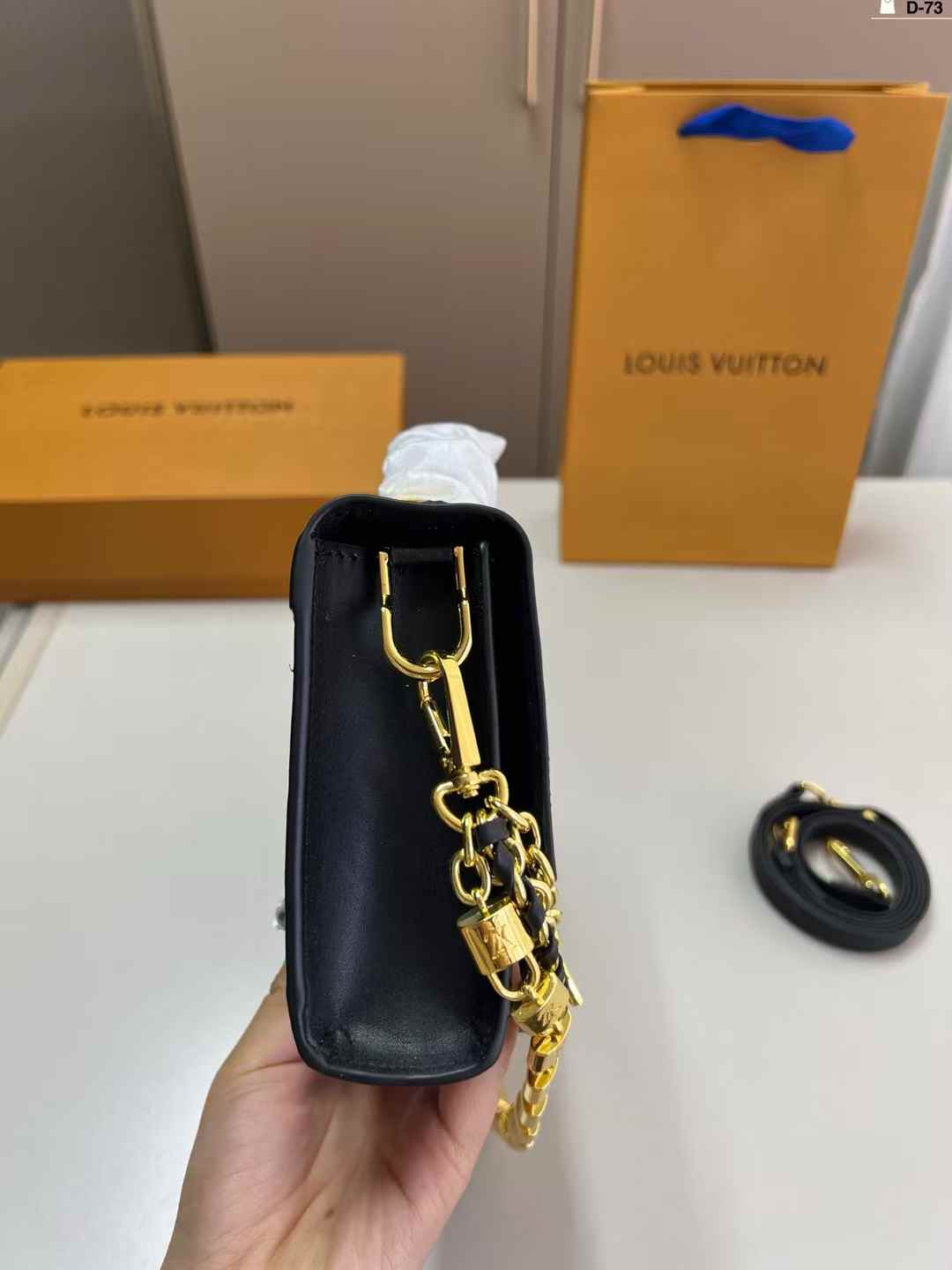 LV Wallet On Chain Capucines