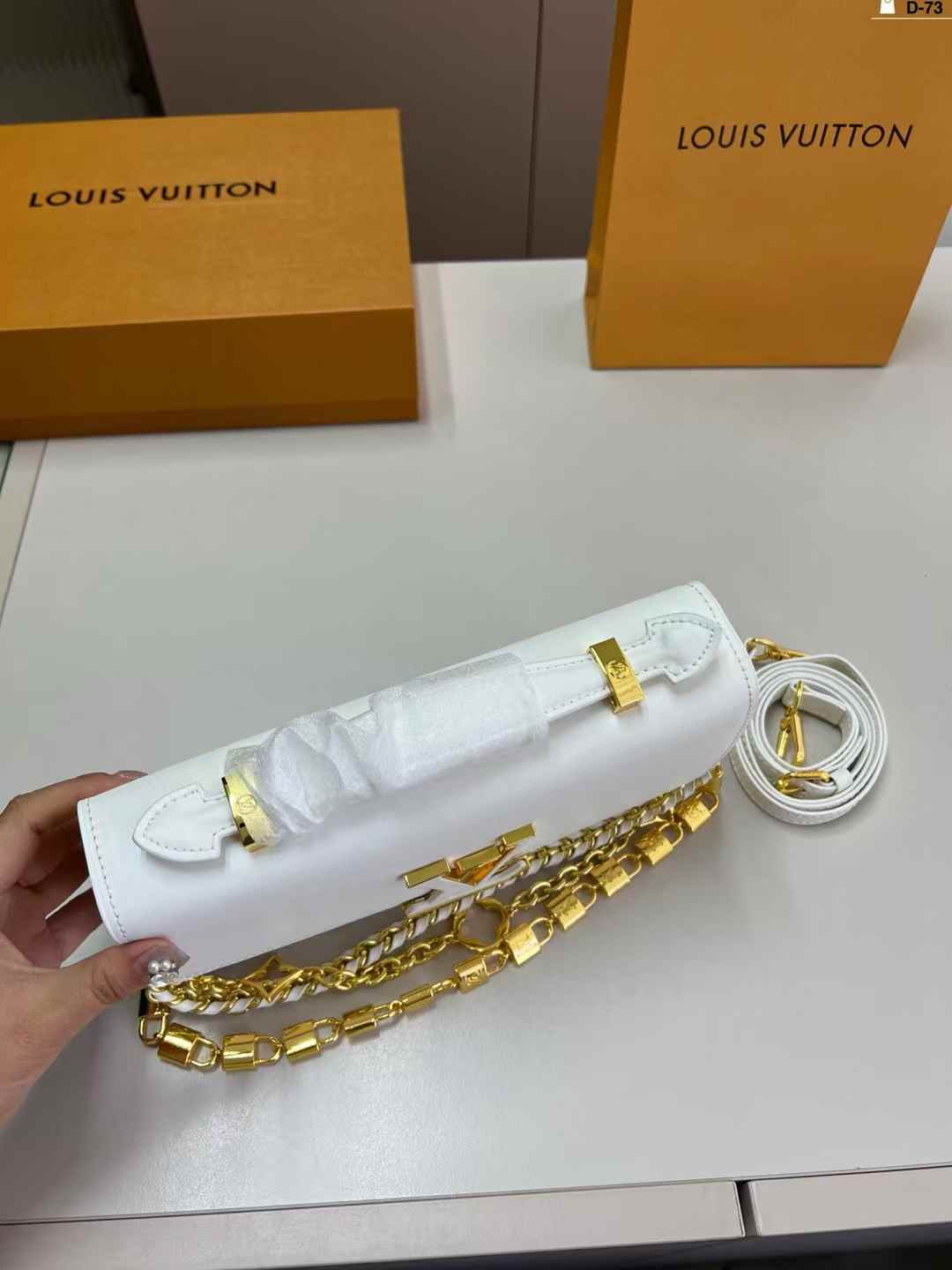 LV Wallet On Chain Capucines
