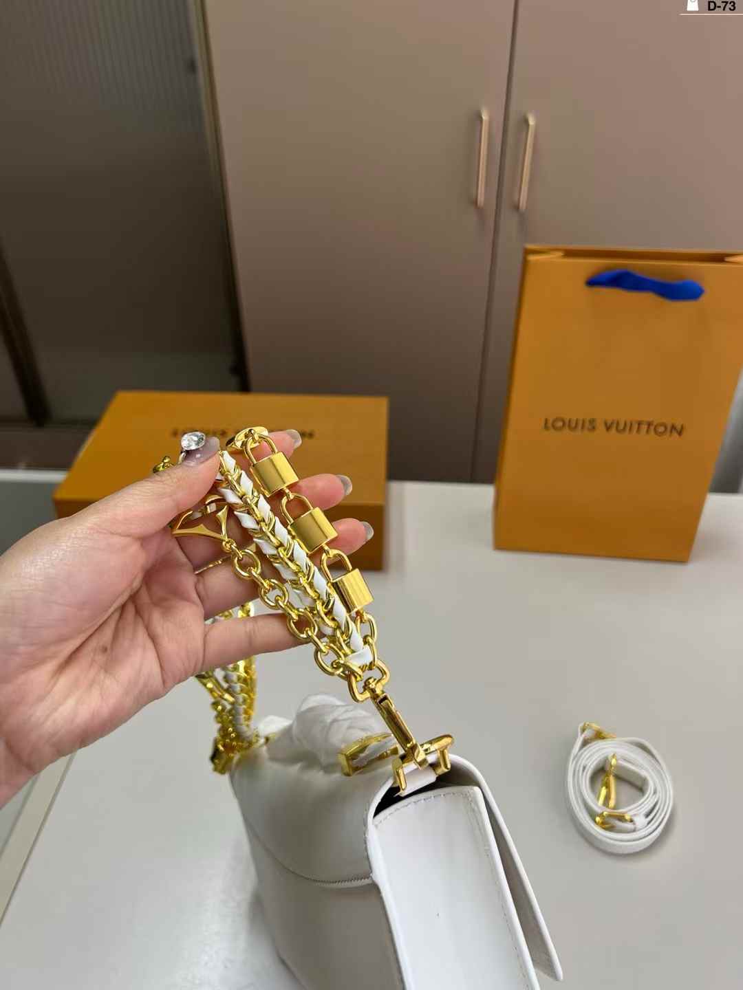 LV Wallet On Chain Capucines