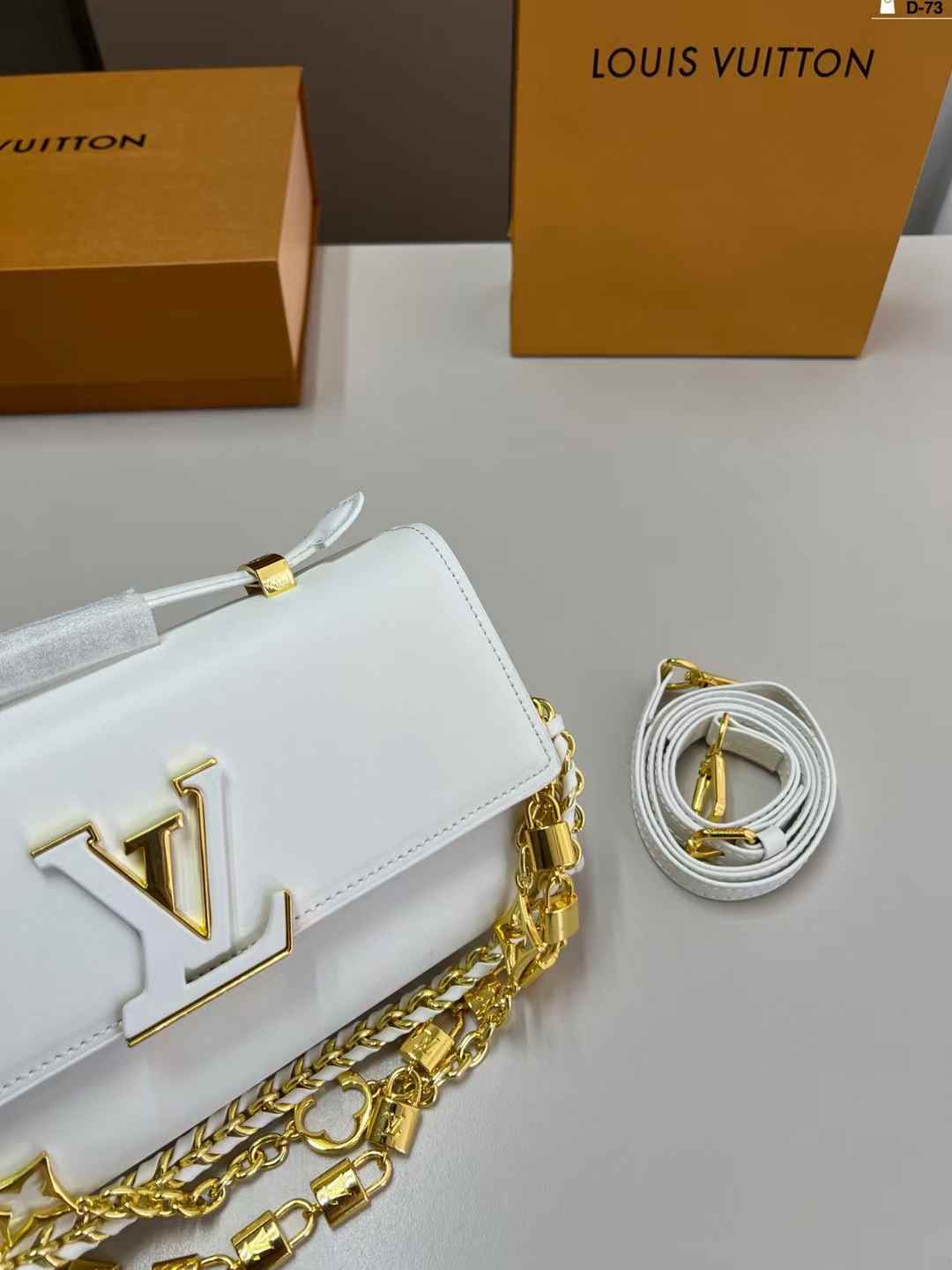 LV Wallet On Chain Capucines