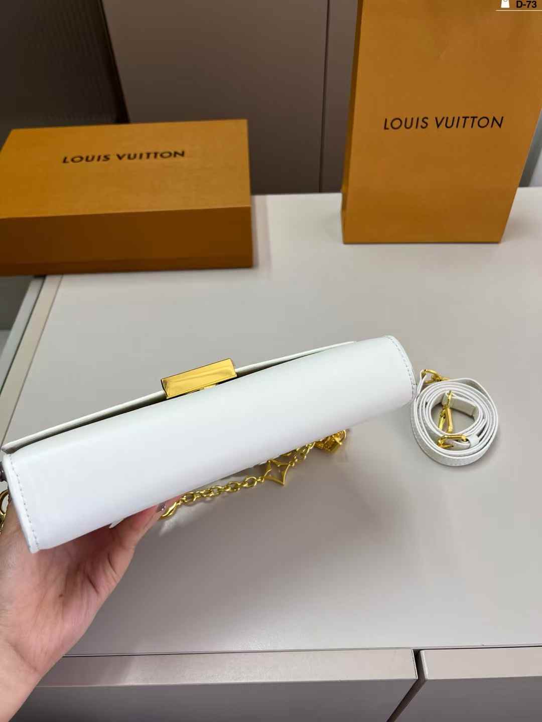 LV Wallet On Chain Capucines